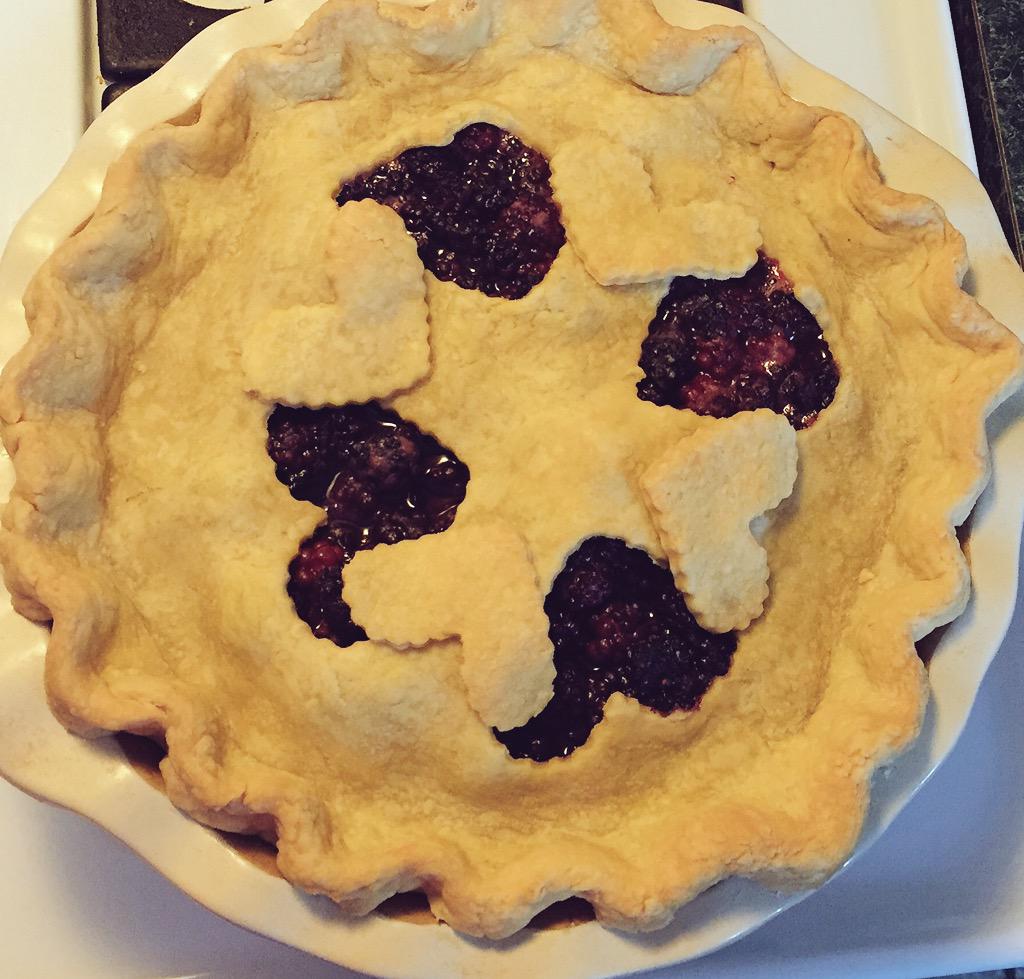 alex_stoops's tweet photo. Homemade Blackberry Pie😋 #bakerstatus http://t.co/Uw3S4bNibu