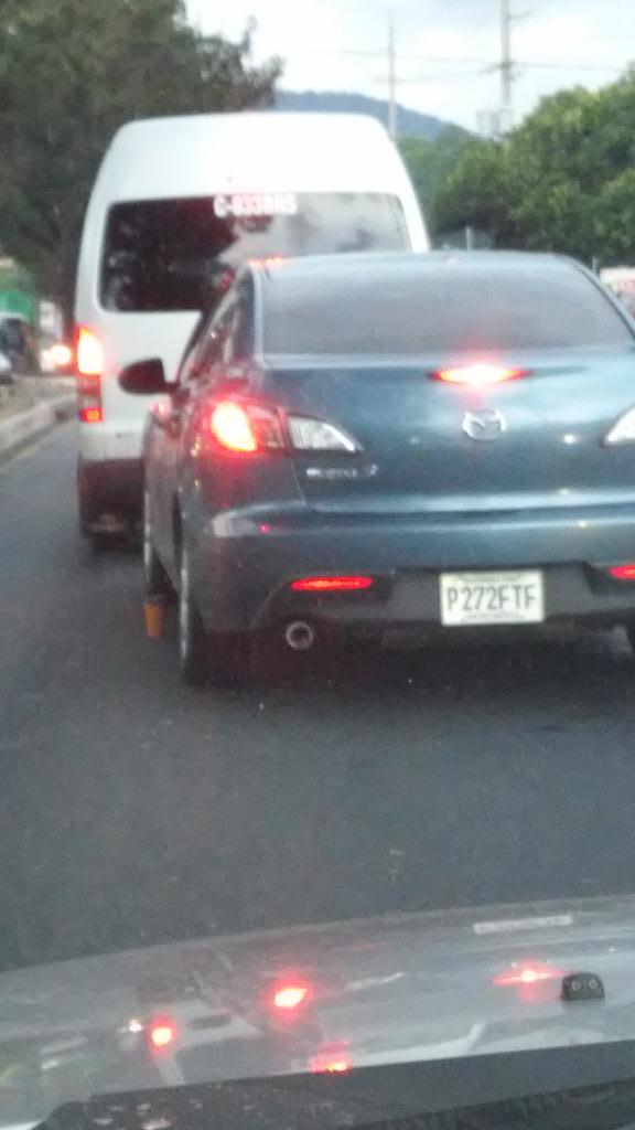 alegogua's tweet image. @traficogt @amilcarmontejo. Si ud lo conoce digale q no sea coche tirando la basura en la via . tiro el vaso de cafe