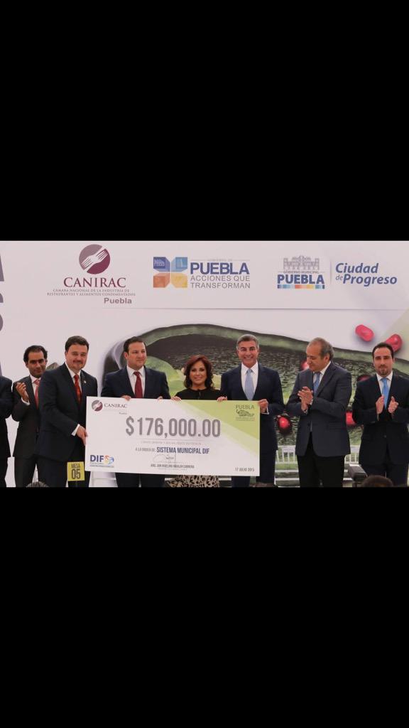 Muy contentos, @didegalifayad recibiendo el donativo que <a href="/CaniracPuebla/">CANIRAC Puebla</a> le otorgó al Dif municipal <a href="/Jair_Rivelino/">Jair_Rivelino</a>