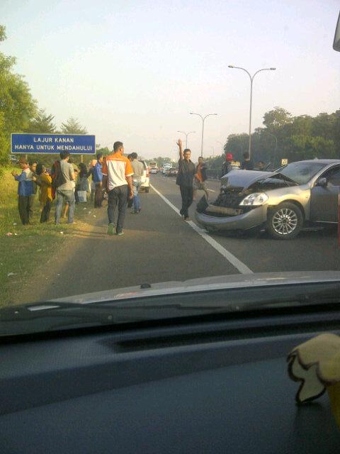 ShellaJihan's tweet photo. @TMCPoldaMetro @lewatmana macet imbas kecelakaan tabrakan beruntung exit tol cikopo  arah cikampek km67 http://t.co/st8fv77tbz