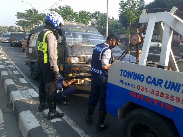 gemini_73347's tweet photo. @e100ss Kawan Angkot Mogok Jl.Gunungsari dpn H.Singgasana sdh Kami Evakuasi dgn Derek Dishub,arus sdh Lancar. http://t.co/wZdRy7pKLs