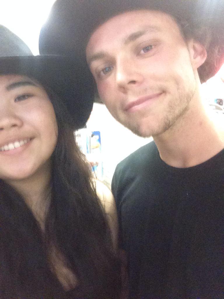 5SOSUpdate247's tweet image. Ashton with @cherishingbones today in Irvine! 20.07.15