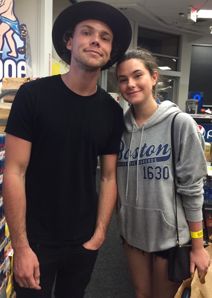 5SOSUpdate247's tweet image. Ashton with @michaelcanhavme today in Irvine! 20.07.15