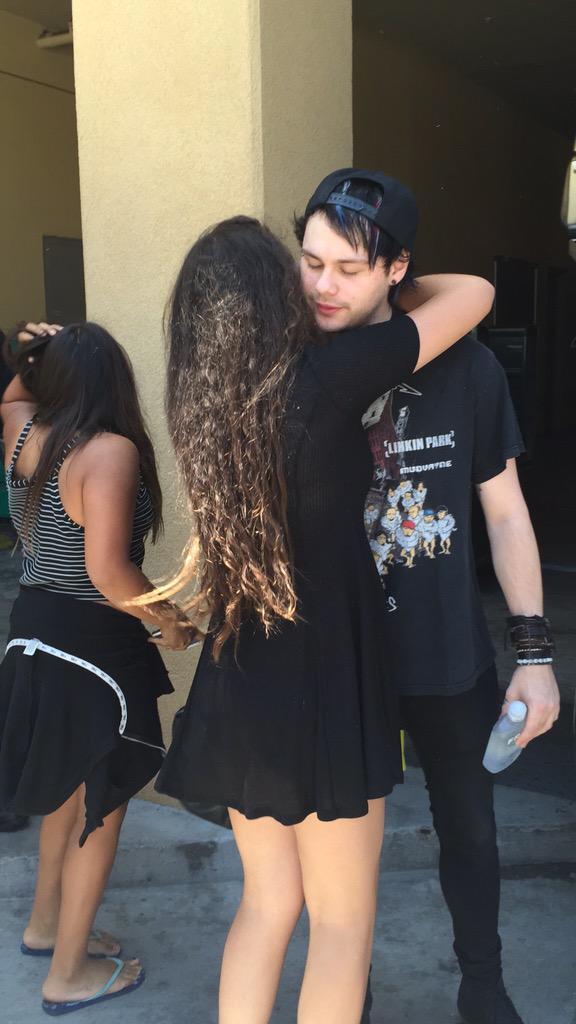 5SOSUpdate247's tweet image. Michael with @harrybellaluke today in Irvine! 20.07.15