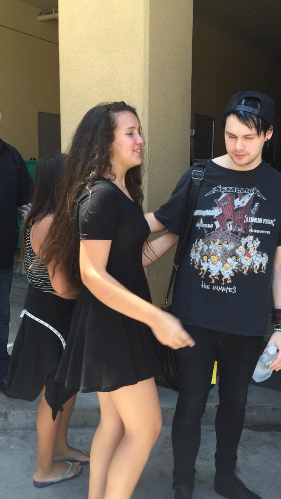 5SOSUpdate247's tweet image. Michael with @harrybellaluke today in Irvine! 20.07.15