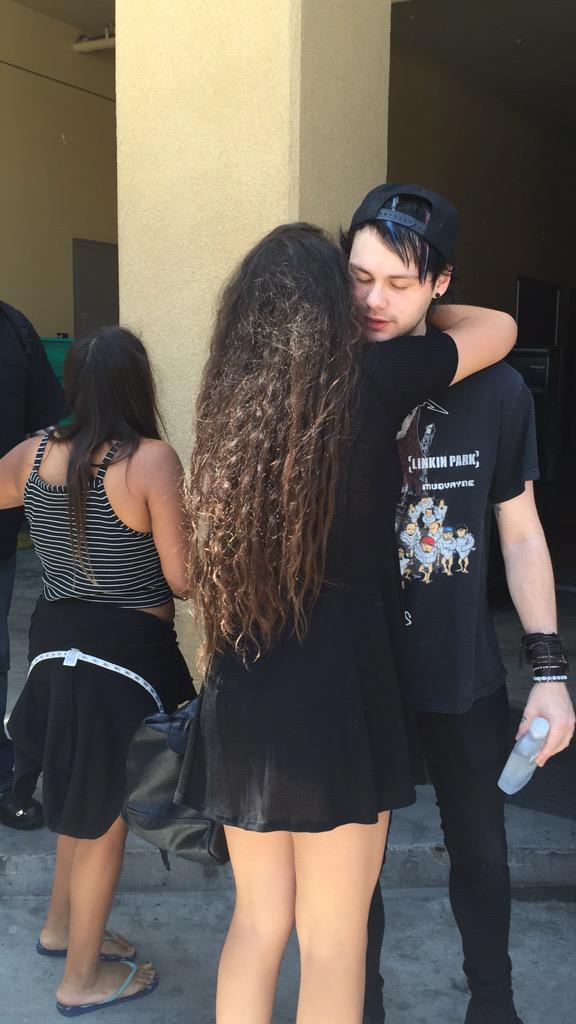 5SOSUpdate247's tweet image. Michael with @harrybellaluke today in Irvine! 20.07.15