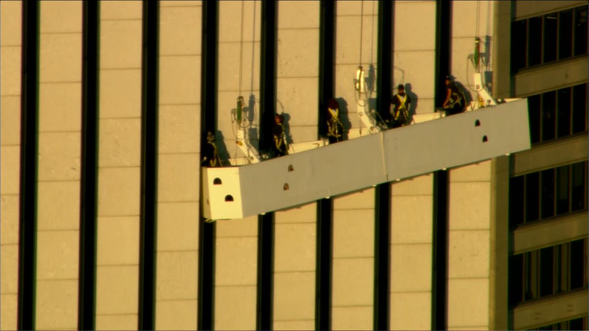 WGNtraffic's tweet photo. Wow, I think we will just stick to traffic. #WindowWashers #AonBuilding #WaaaaaaayUp! http://t.co/X3AmIsdmOV