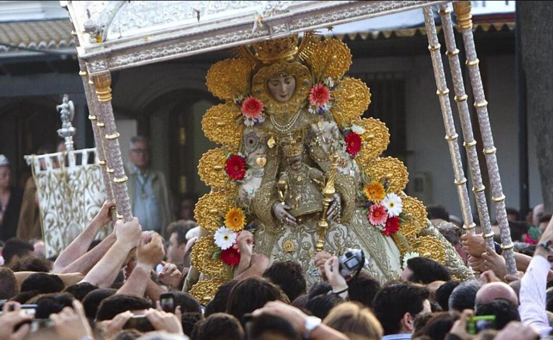Ese lunes de Rocío entre arena, sol y flores, mis hombros te he sentido, Rocío de mis amores