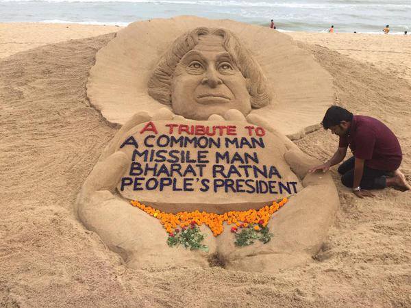skycinemas's tweet photo. Sand sculptor Sudarshan Pattnaik pays tribute to Dr #KalamSir http://t.co/ZwT9VWodMp