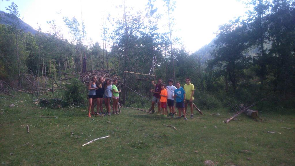 elcaumatadepera's tweet photo. Els RiNGs molt ben instal·lats a Saldes, Berguedà #cabanes #campaments http://t.co/P85APlu11w