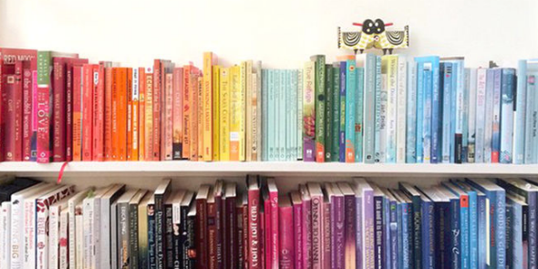 ELLE_de's tweet image. Schön aufgeräumt: In 5 Schritten zum #rainbowbookshelf ►elle.de/buecherregal-i… #rainbowshelf