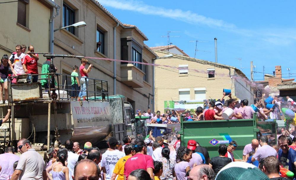 BodegasPerica's tweet photo. Fotos de la #batalladelclarete donde el domingo se lanzaron 35.000 litros de #vino en #SanAsensio #LaRiojaApetece http://t.co/Jc57ygW7g5