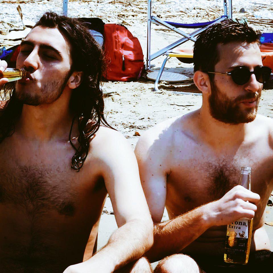 SebastianoR94's tweet photo. Uno beve, l'altro fuma; gli amici fanno così
#corona #gianola #summer #friends #beer #relax http://t.co/jLE3NAIQ0V