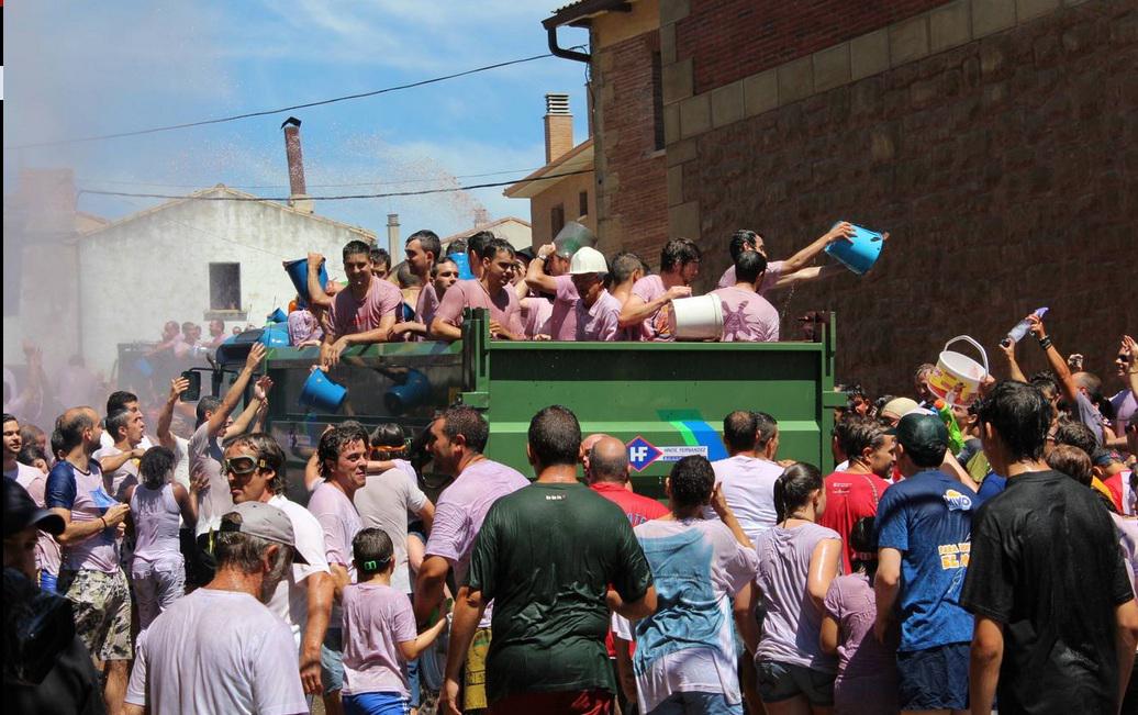 BodegasPerica's tweet photo. Fotos de la #batalladelclarete donde el domingo se lanzaron 35.000 litros de #vino en #SanAsensio #LaRiojaApetece http://t.co/Jc57ygW7g5