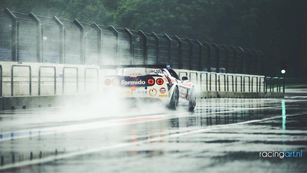 Milandont's tweet photo. The beast in the rain! #corvette #againstcancer #formido #fantastic #rain http://t.co/IIjbtnli5b