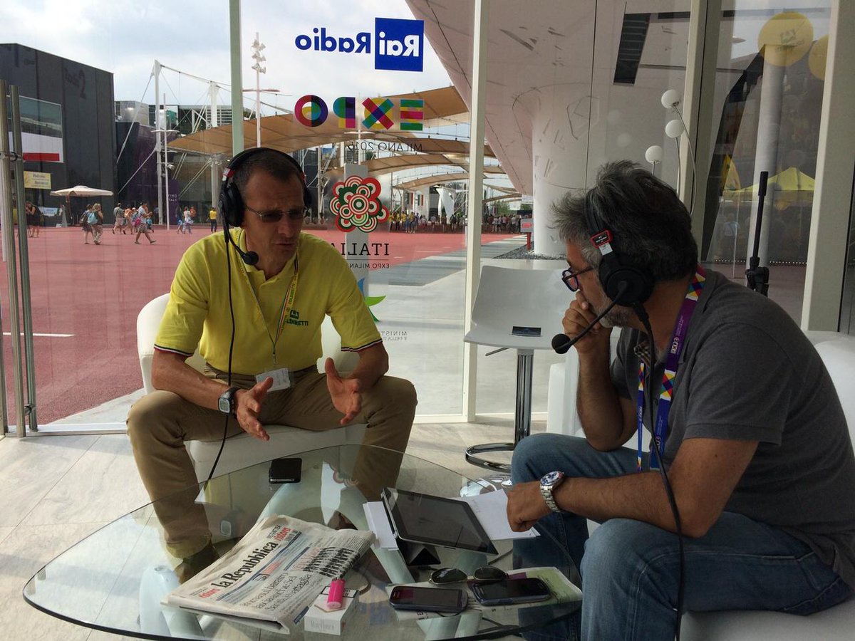 Pad_Ita2015's tweet photo. In diretta con @IsoradioRai L. Bazzana di @coldiretti racconta la festa della frutta a @Expo2015Milano! #tuttifrutti http://t.co/2FHdk1em0M