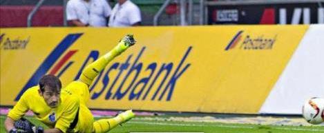 marca's tweet photo. #ElVídeoMásVisto @CasillasWorld evita con una palomita el golazo de un viejo amigo ▶ http://t.co/bLgWyz2hMd @MARCATV http://t.co/jwHJe8RQpn
