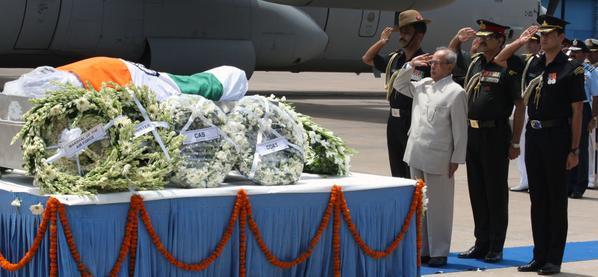 President Pranab Mukherjee paying his respects to the late Dr Abdul Kalam