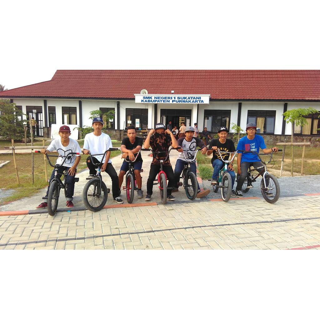 Hebat "<a href="/baiknyafuji/">baiknyafuji</a>: Lapor kami <a href="/GDDRBMX/">PURWAKARTA BMX</a> hari ini  telah selesai mensosialisasikan bersepedah di SMKN 1 SUKATANI "
