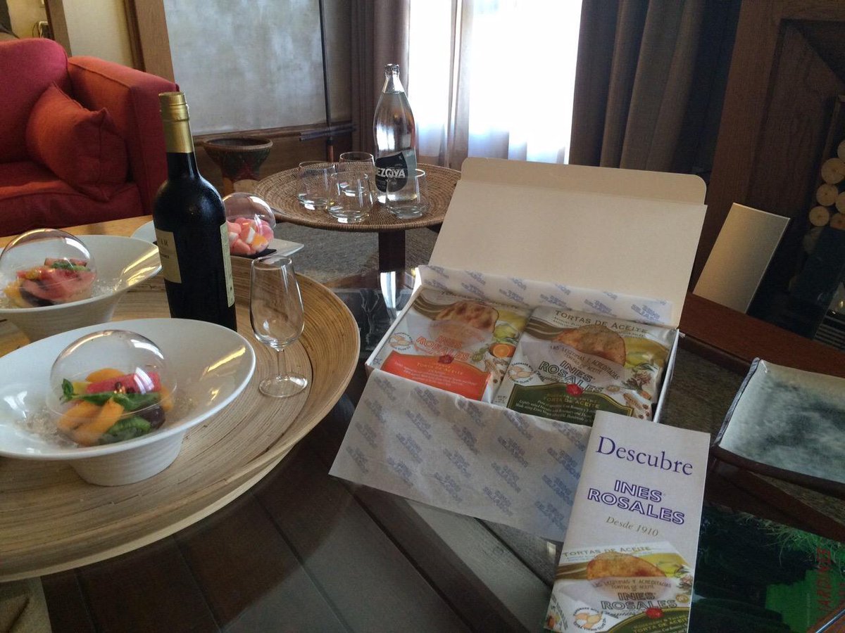 SilkenAlAndalus's tweet photo. La atención en los detalles marcan la diferencia. Gracias @INESROSALESsau ​por ayudarnos a crear experiencias #hotel http://t.co/dCEf48WLhW