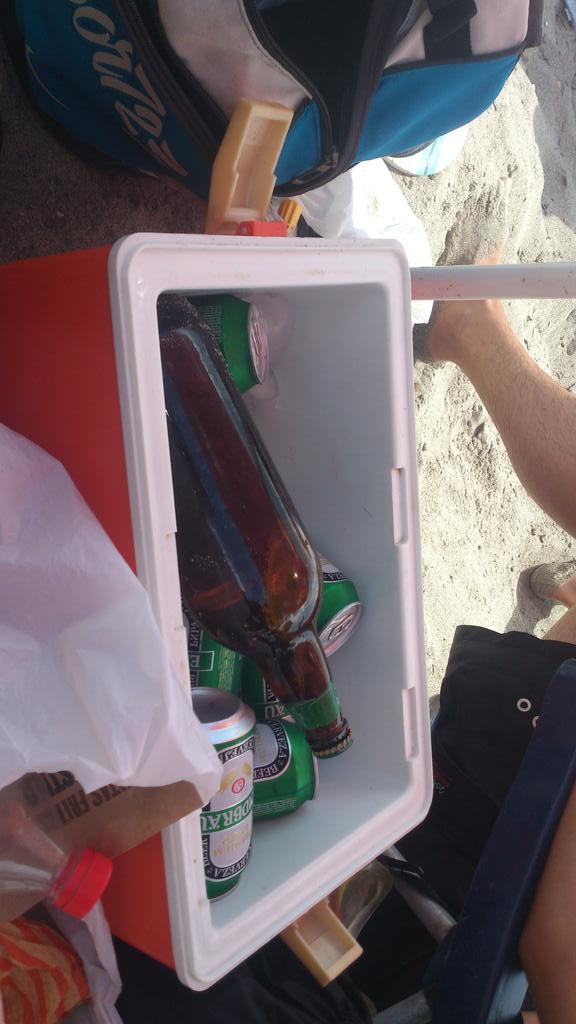 jsl18_94's tweet photo. De playeoo 😁🌊🍺☀ @fernandoAlmohay @JaviMinguez27 @andresroca65 http://t.co/hV6RQk8n0V
