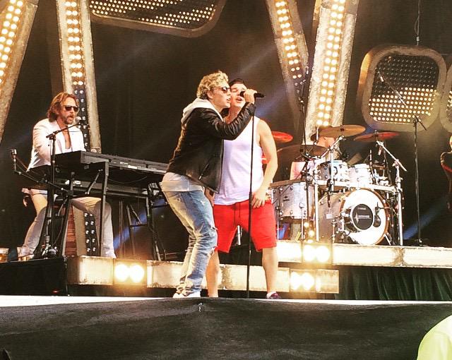 "Danmarks dyreste korsangere!" aka <a href="/StopherMusic/">Christopher</a> og <a href="/LukeTheDuke_/">LUKAS GRAHAM</a> på scenen med <a href="/patrick_dorgan/">Patrick Dorgan</a> til <a href="/Groenkoncert/">Grøn Koncert</a> :)
