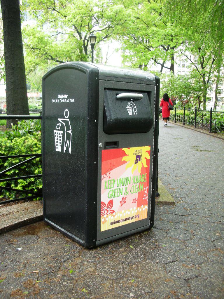 Khosann's tweet photo. New York’ta Güneş Enerjili #WiFi Çöp Kovaları ile 75 Mbps Hızında İnternet #solarcompactor http://t.co/EJFJ9LBrGP http://t.co/bTSBthNJvL