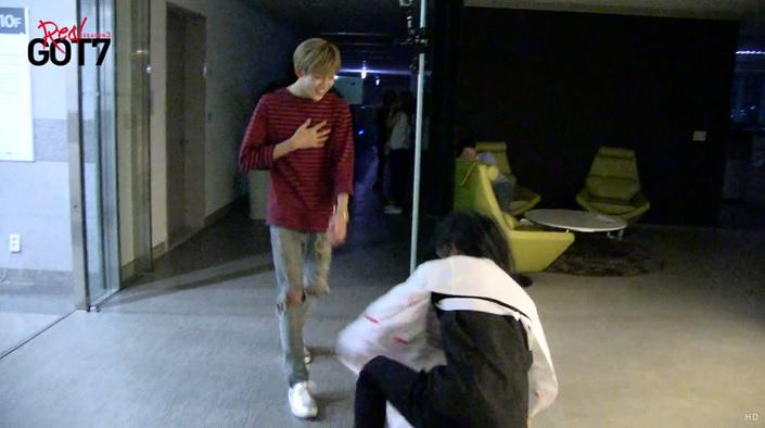 Bam2Mark's tweet image. -แต่งผีหลอกแบม
-แบมวิ่งโกยแนบ
-แบมบอก I hate you บลาๆๆ
-ยิ้มแป้นแล้น
ความสุขของลุงมาร์ค555
#MarkBam #realgot7season3