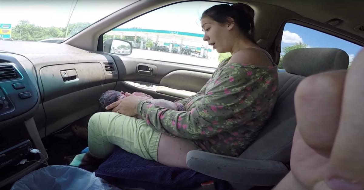 Husband tapes wife giving birth in car while rushing to hospital
bit.ly/NewBabyOnBoard