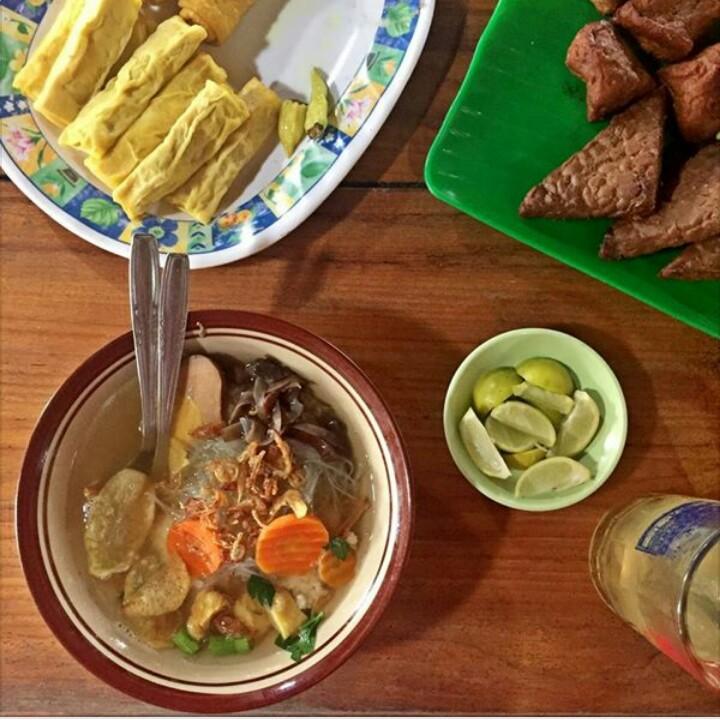 esmasukgroup's tweet photo. Lg berlibur ke kota Solo? wajib mampir dan cicipi kuliner khas Solo hanya di Warung Makan Es Masuk :) @Kuliner_SKH http://t.co/RODgoYi07r