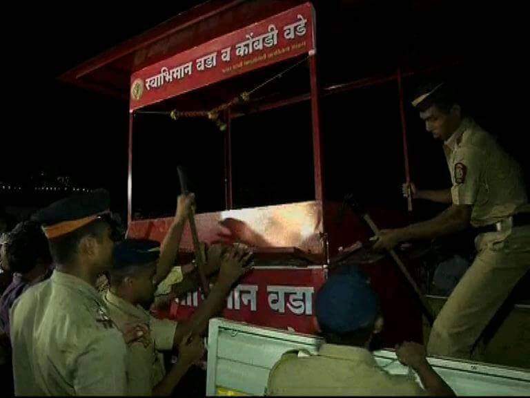darryl_edison's tweet photo. @NiteshNRane what just happened yesterday night? Whr is the vada pav stall gone? #illegalStall
@zee24taasnews http://t.co/7f6n9gUvEj
