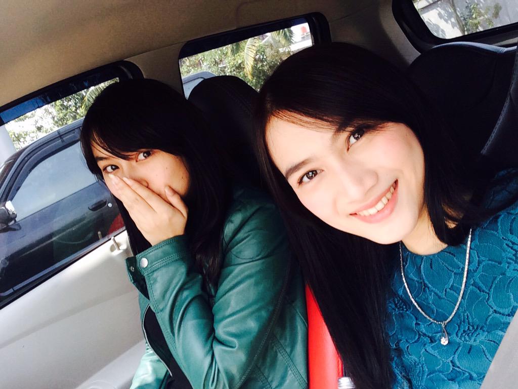 Mau halal-bihalal sama teman-teman. Diantar sama driver baru bangun belum mandi. Untung cantik ya(?)