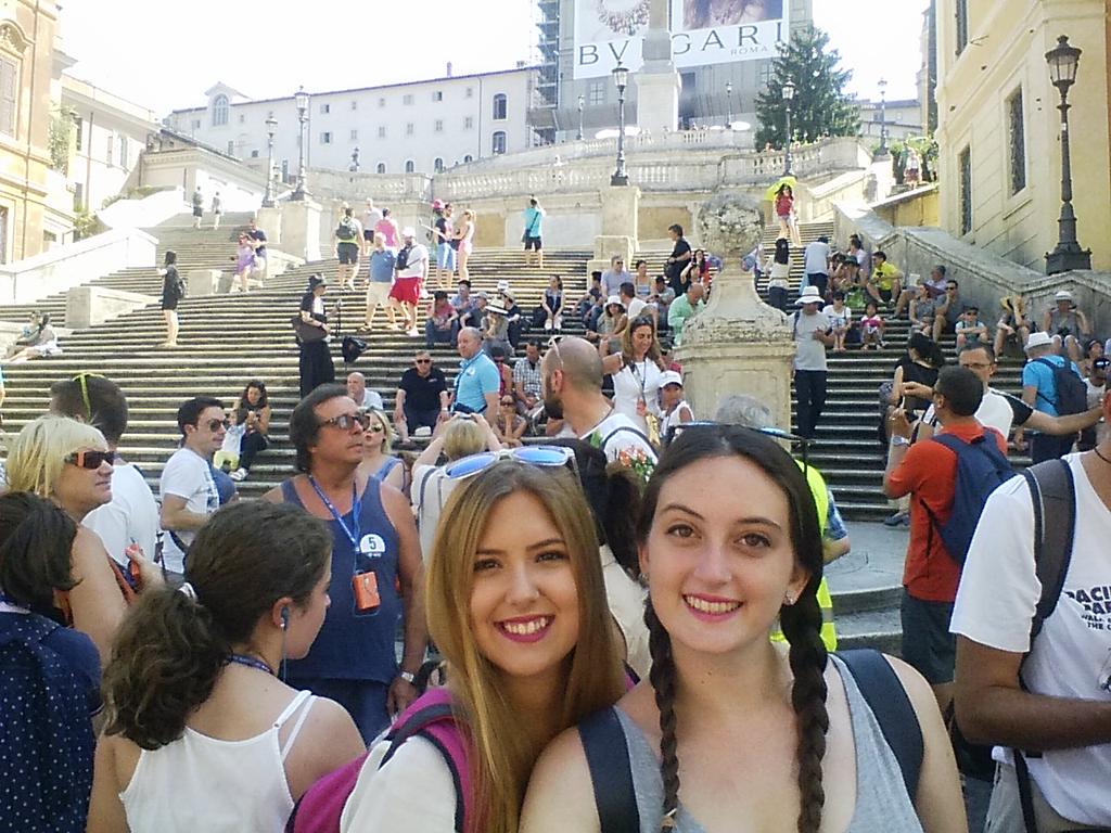 MarRodriguez18's tweet photo. Hoy toca despedir a la ciudad que nos ha tratado como a reinas #ByeRome #WeMissU @raquel_asdf http://t.co/CvlPaYkZSD