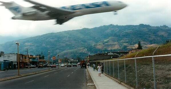 MeridaNatural's tweet photo. #Fotosdelrecuerdo Cuando estas naves aterrizaban en el aeropuerto de #Merida, #Venezuela http://t.co/lCQqjR23Xa