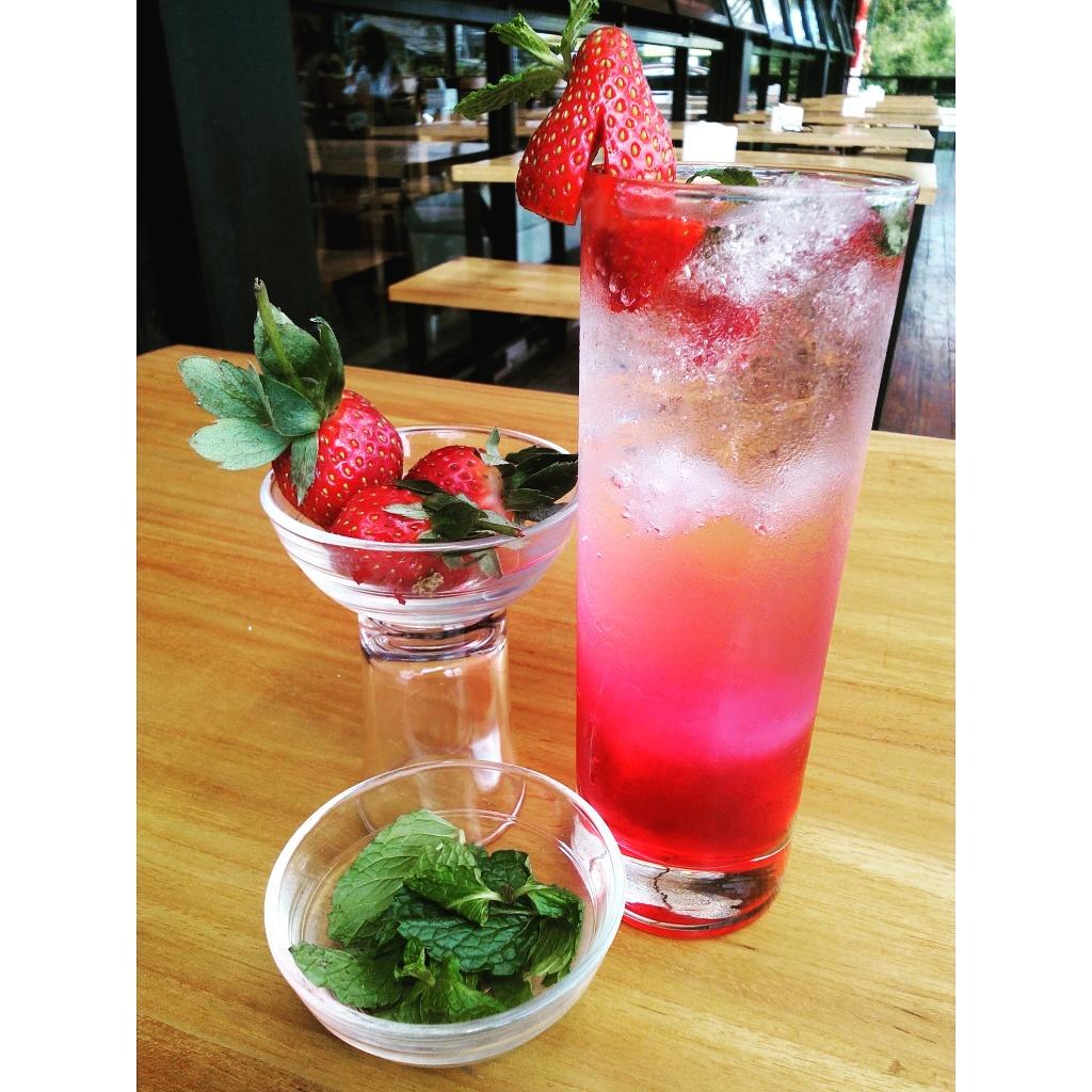 S.T.R.A.W.B.E.R.R.Y Mojito ! I just can't hold on into this drink guys, it ia so refreshing.