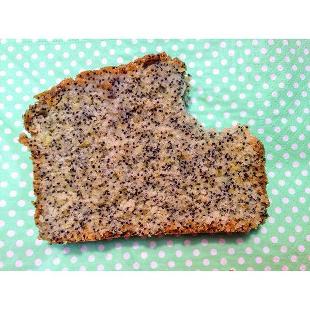Irresistible.
<a href="/miotraella/">Itzi</a> ha traído bizcocho de @home_cake #vivaelbarrio.
Limón y semillas de amapola.
Buenos días …