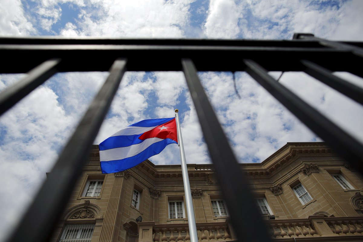 #FinAlBloqueoYa | Bandera de #Cuba ondea en embajada en EE.UU. después de 54 años | tlsur.net/1HLgvTW