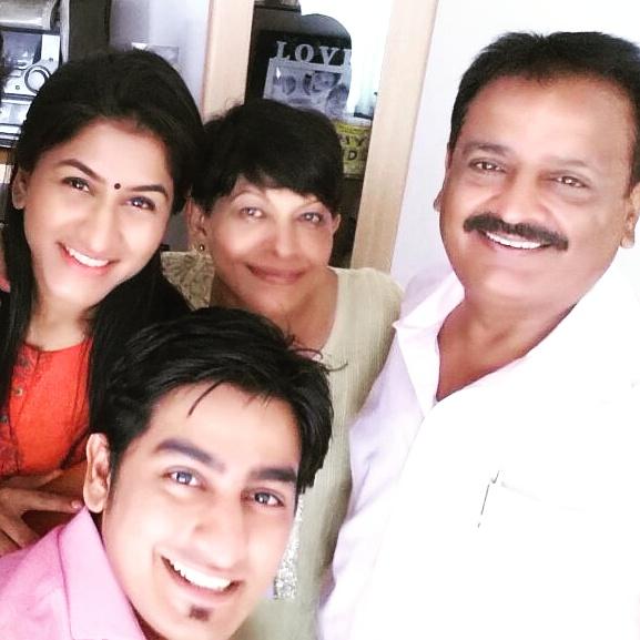 AjishaShah's tweet photo. Because #family is first love <3 http://t.co/xIrOcNN54e
