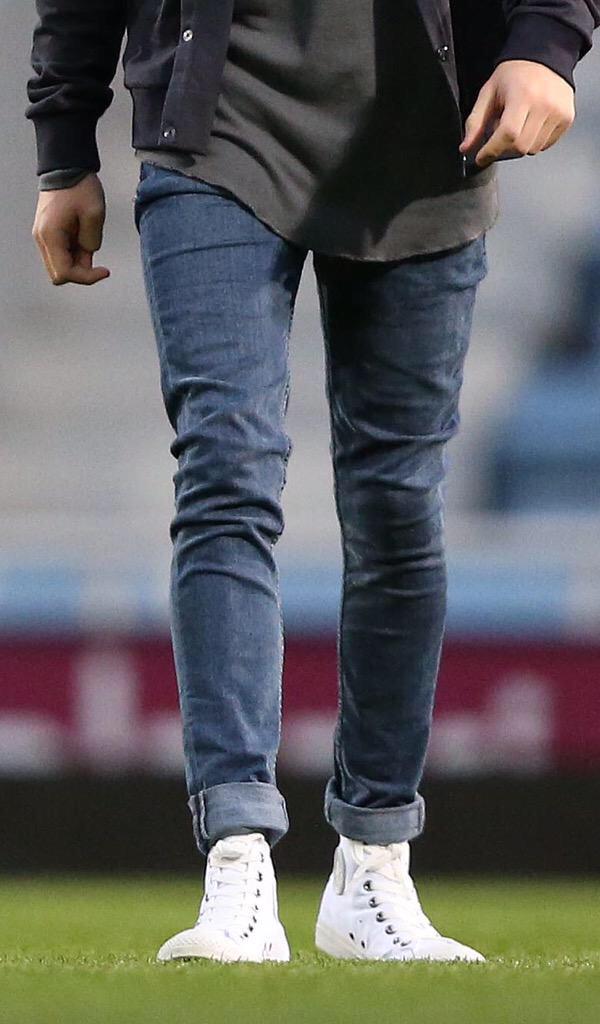 strongerhoran's tweet photo. NIALLS LEGS ARE GOALS

#NiallAppreciationDay http://t.co/WQAdJI1Zho