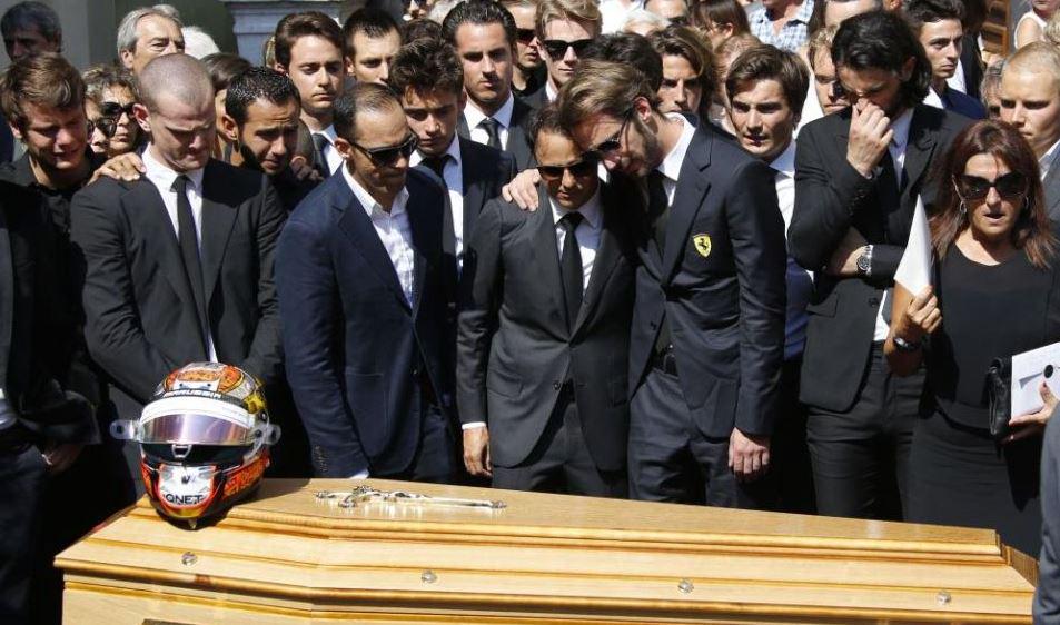 marca's tweet photo. FOTOGALERÍA | Las imágenes emotivas de la despedida a Jules Bianchi http://t.co/7VKqUCtNhv #F1 vía @marcamotor http://t.co/UlXsQgWV2P