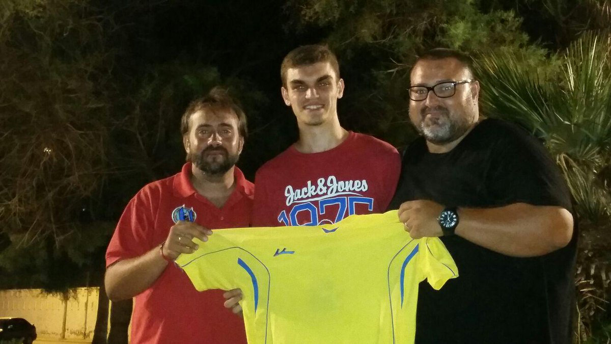 FSWeb2B's tweet photo. Nesin nuevo jugador del Sporting Constitución http://t.co/9UW8zxfyVF