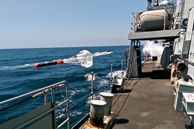 NavyLookout's tweet photo. HMS Iron Duke conducts successful Maritime Commissioning, Trials &amp; Assessment (MCTA) http://t.co/Jp3cQ2VhdI http://t.co/z5BevVvA94