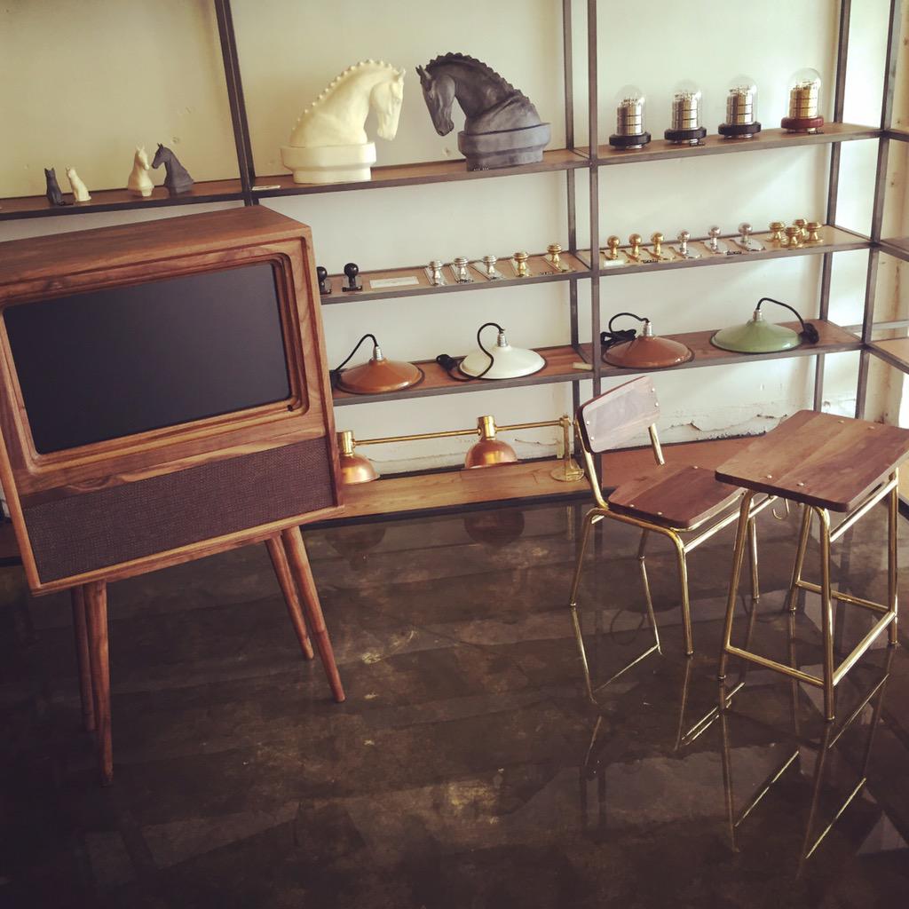 julzlamb's tweet photo. UTMOST by CHEEHO ZEONG #vintage #TV #Cabinet #CheehoZeong #끌렘 #지복득 #정치호 디렉터 #UTMOST #desk http://t.co/havbzQKOis