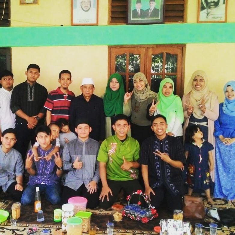 jurassic_16's tweet photo. Silaturahmi ke rumah mudir dan ust tohir skalian refreshing sore http://t.co/UWO4BHPs8f