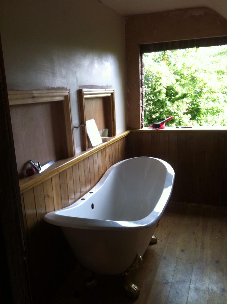JCoxeServices's tweet photo. Finishing my #bathroom this week #midjob #carpentry #plastering #painting #plumbing http://t.co/mNLtWDfy6w