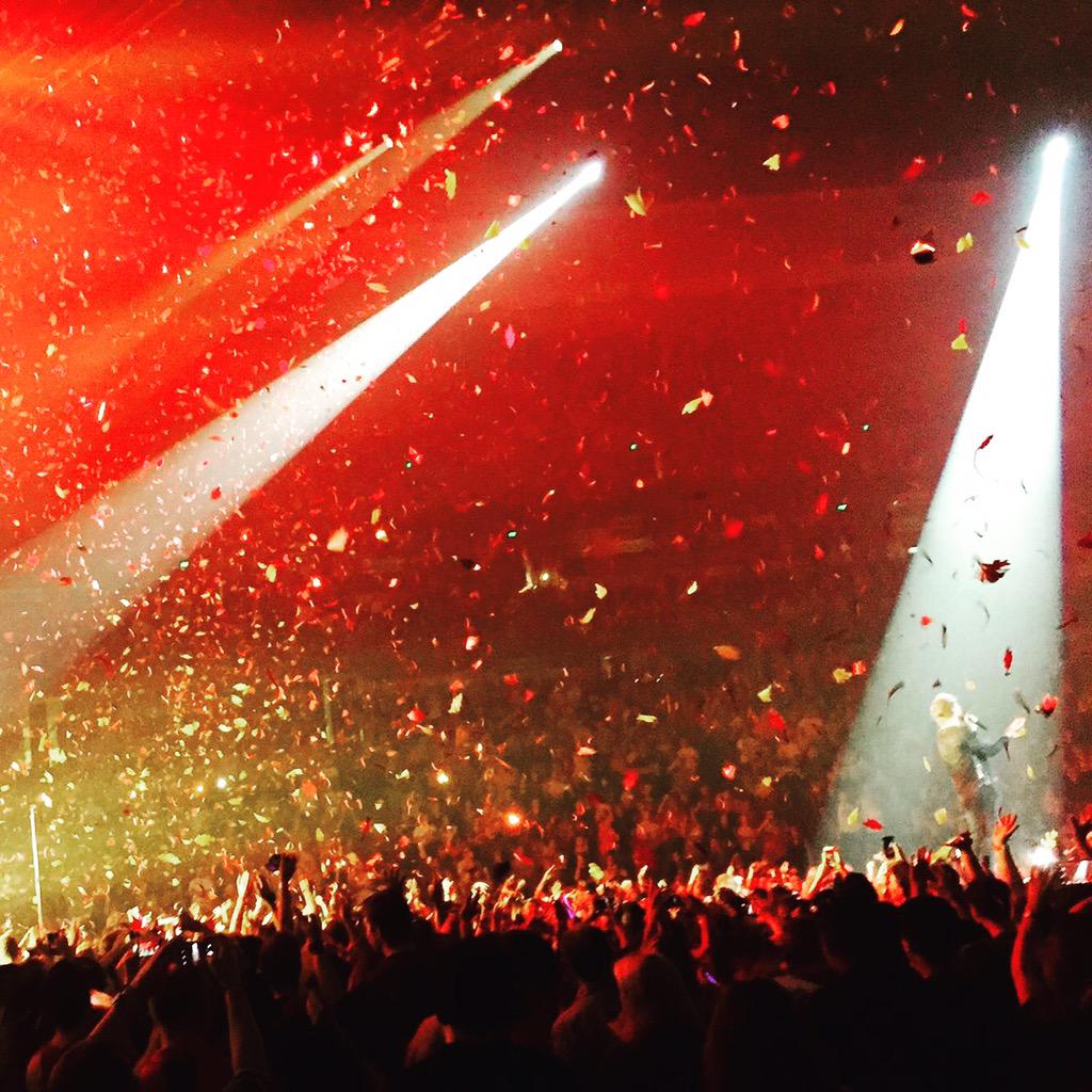 Imaginedragons's tweet photo. a golden Anaheim #SmokeAndMirrorsTour http://t.co/SxxivWUefI