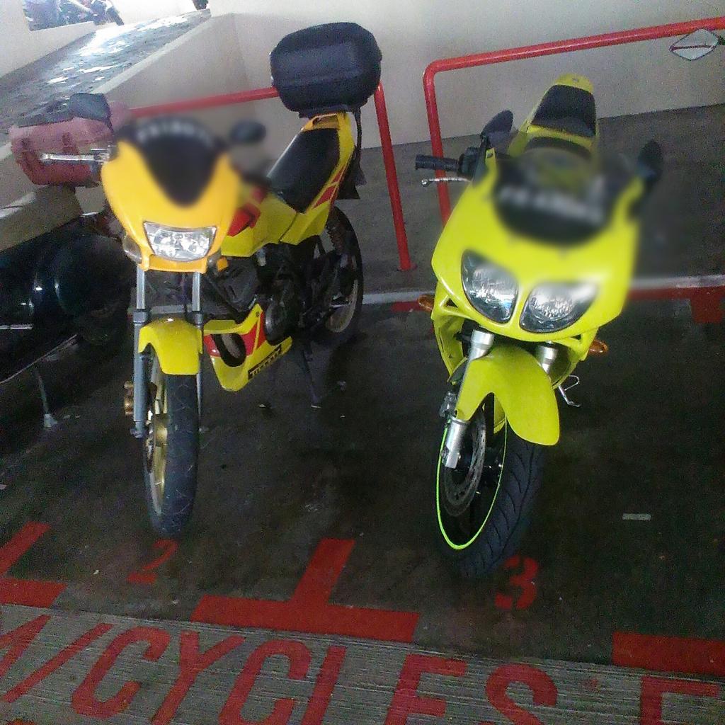 rusydihappie's tweet photo. Yellow fellow parking member... At last dpt jgk park sebelah2 haha #2strokers http://t.co/UQMcGXOwYw