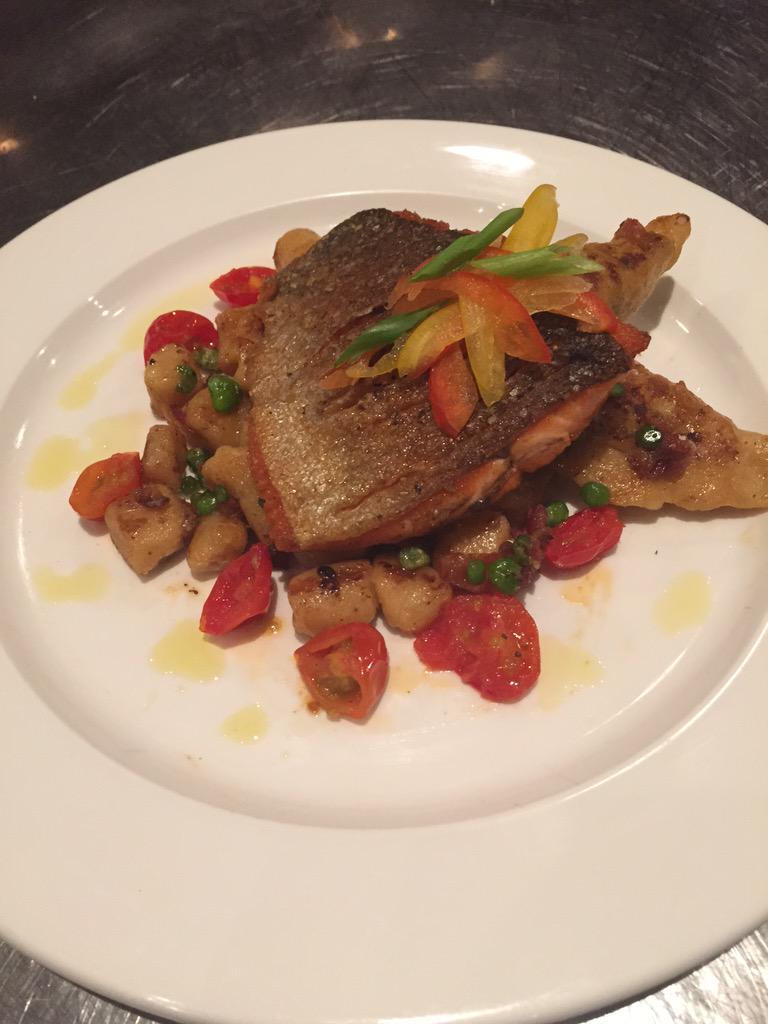 jerspogi2's tweet photo. Great people, delicious food @MilestonesYale @StellaArtois @shaggywine http://t.co/Ewn962YvvW
