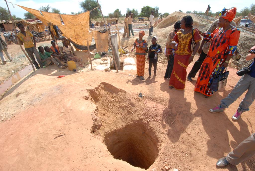 Goudmijn in Burkina Faso: een gat in de grond, waar alleen een kind door kan. #oneMen