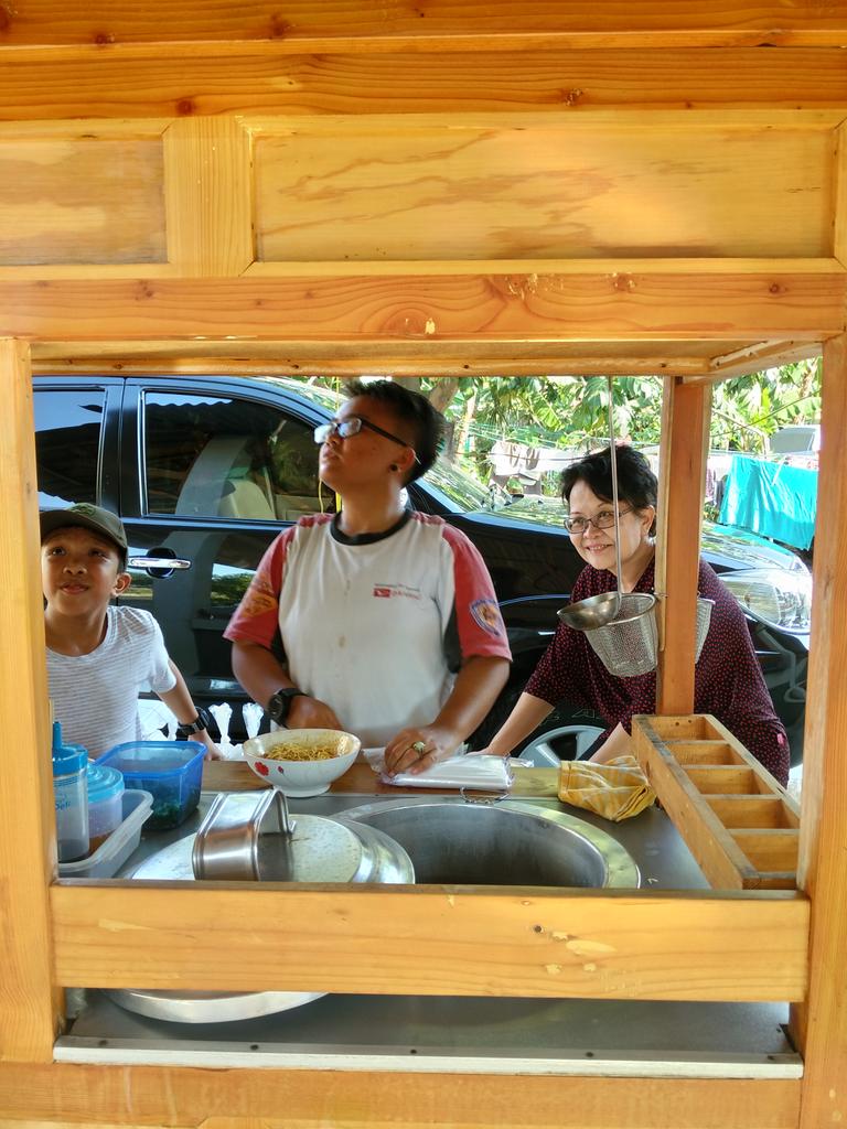 vicynonon's tweet photo. Saking ngidam #mieyaminbandungIbuKenny ini sampe bikinnya ditungguin, ha ha. #belabelainkeTangerang http://t.co/v5k7JpEI2z